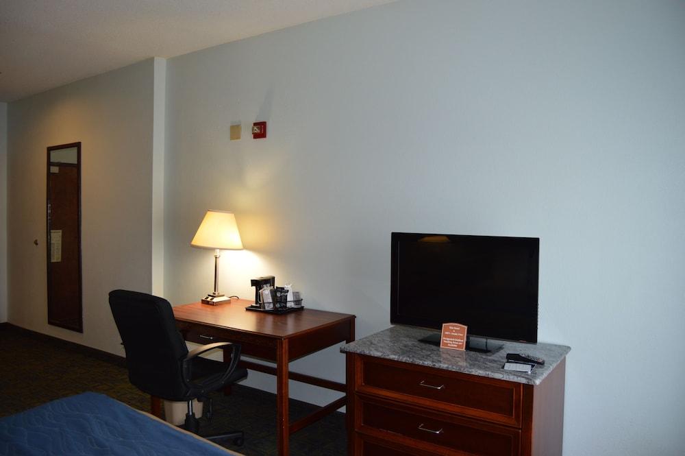 Comfort Inn & Suites Cincinnati Exterior photo