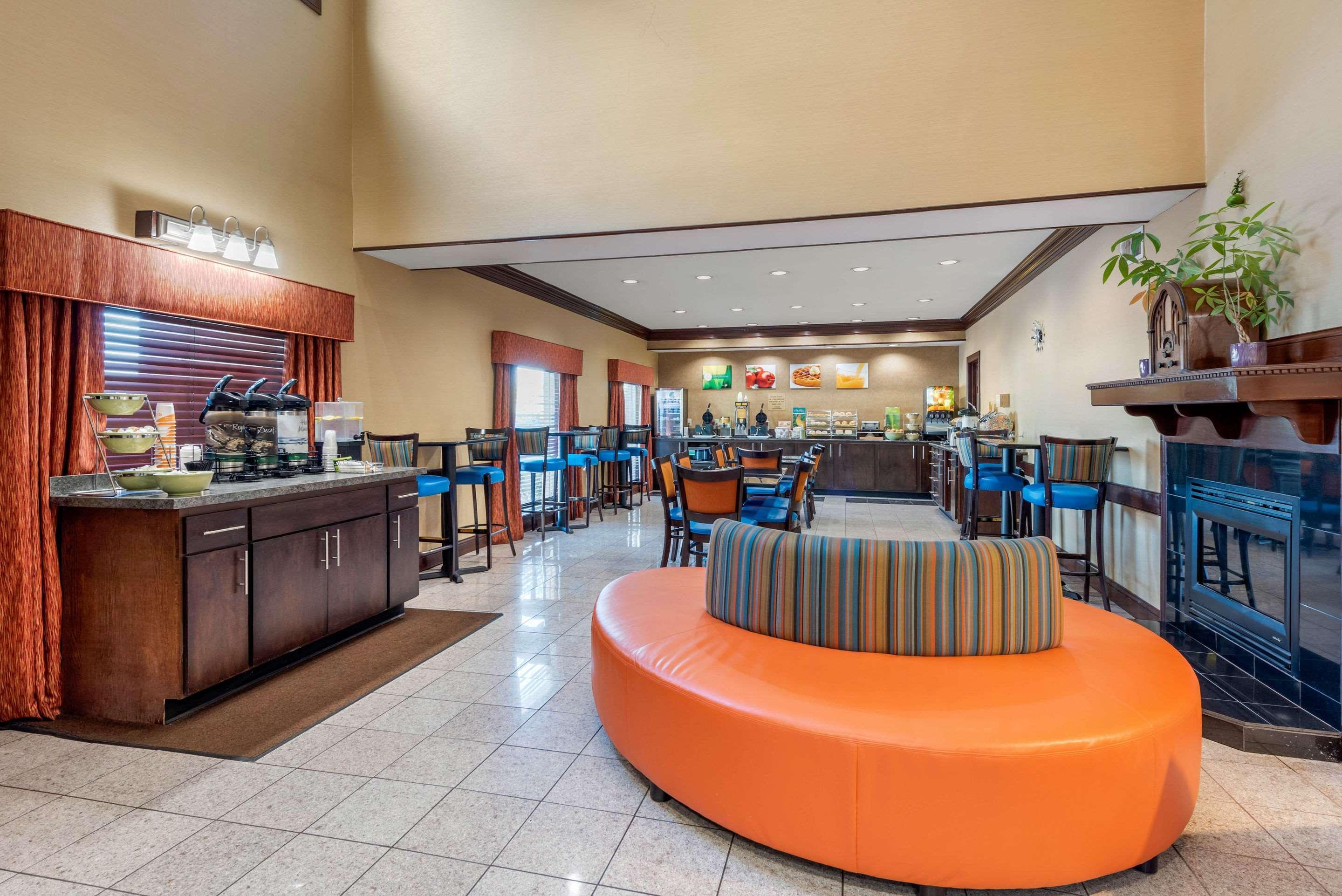 Comfort Inn & Suites Cincinnati Exterior photo