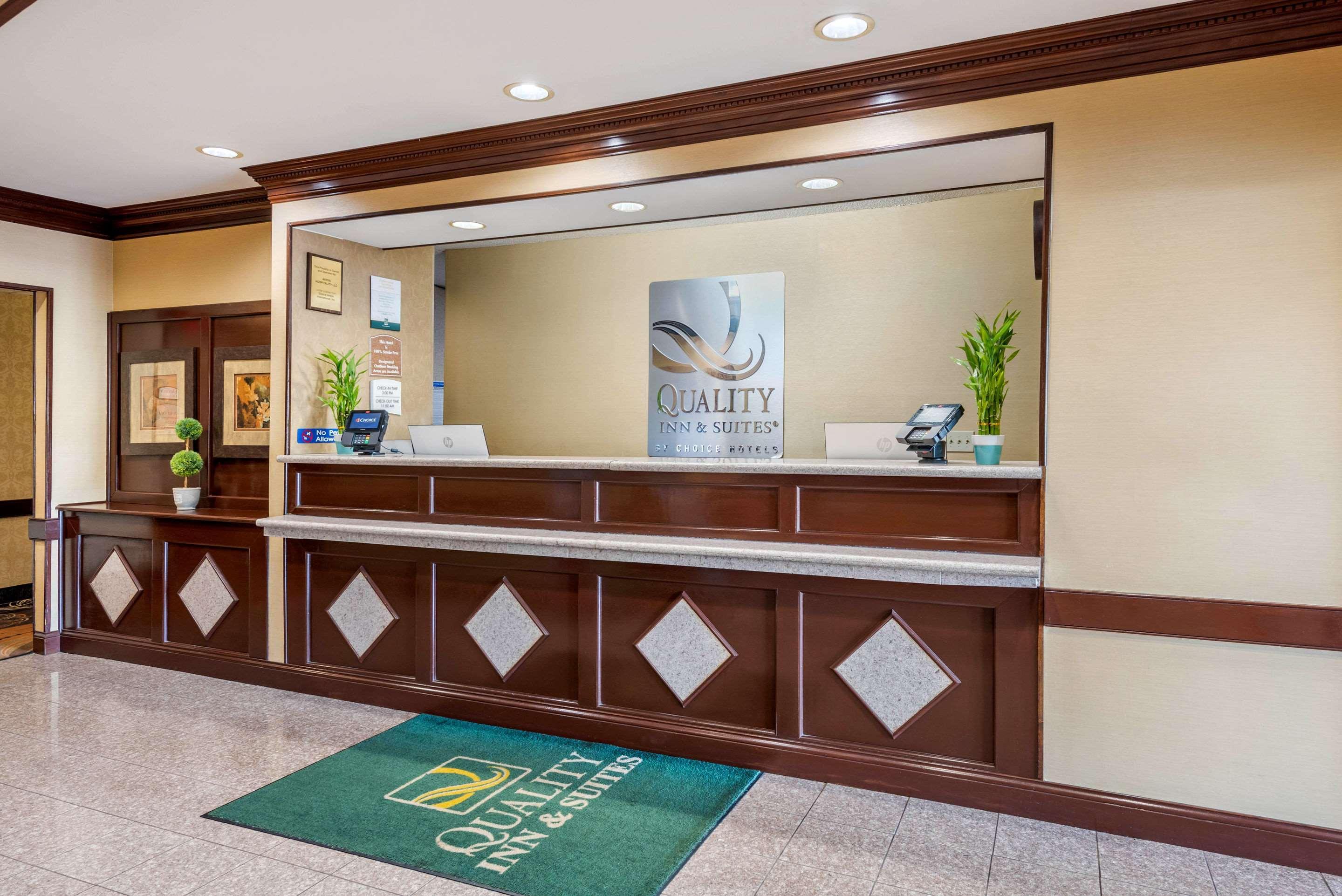 Comfort Inn & Suites Cincinnati Exterior photo