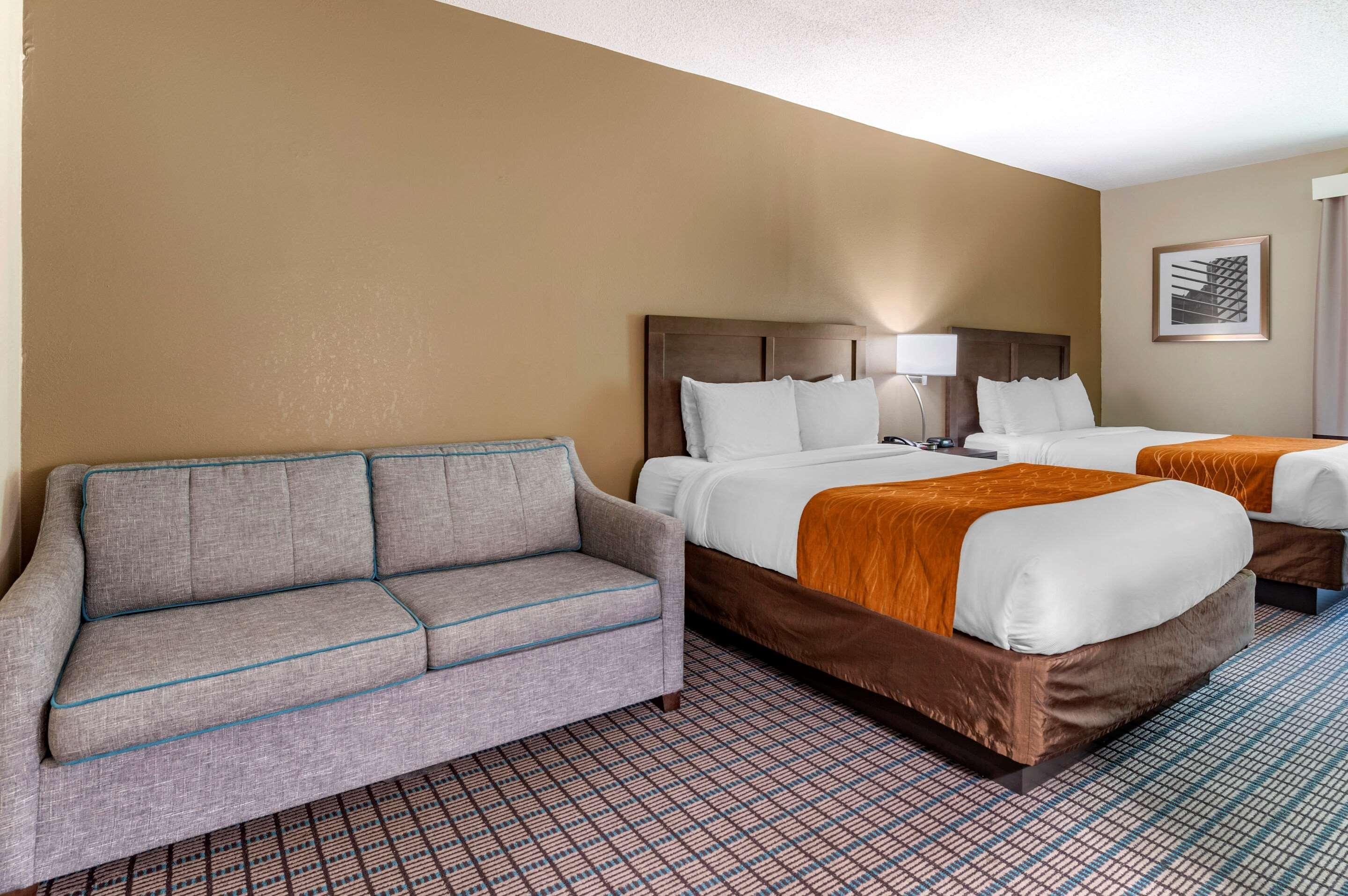 Comfort Inn & Suites Cincinnati Exterior photo
