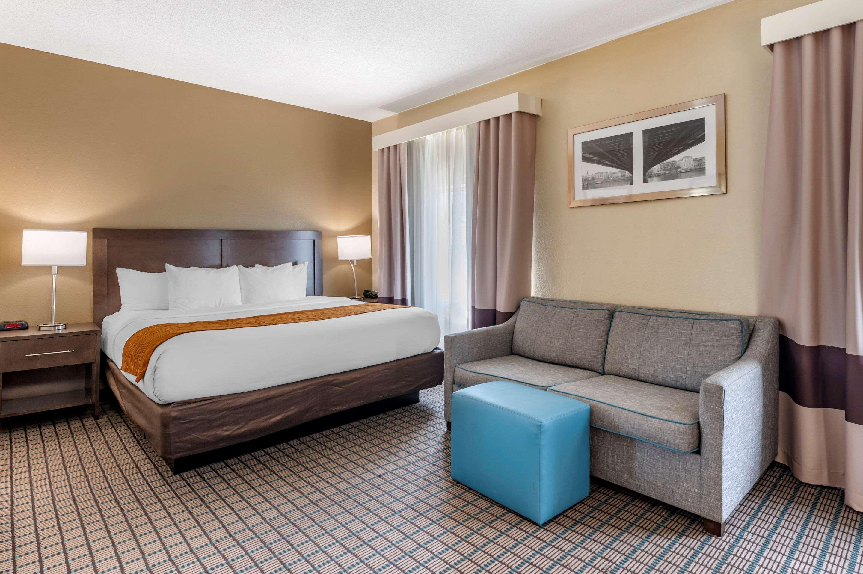 Comfort Inn & Suites Cincinnati Exterior photo