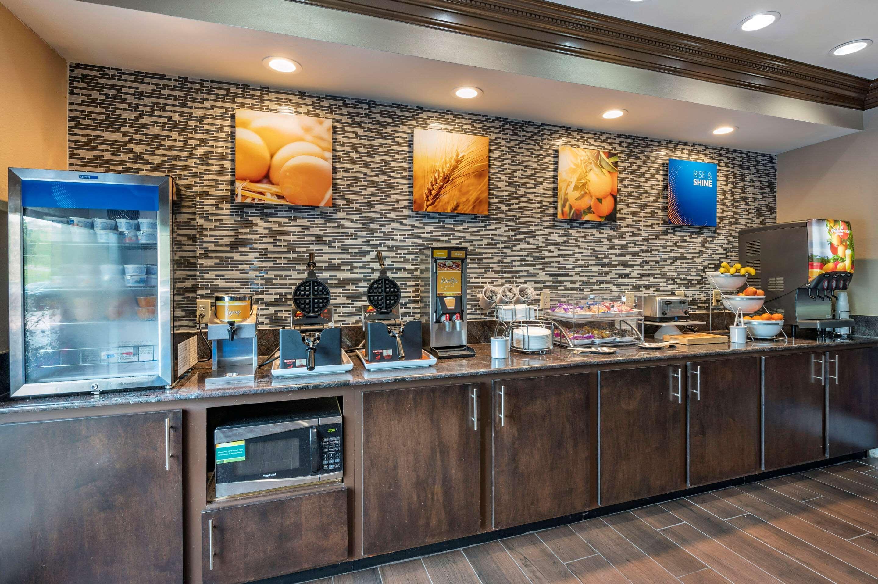 Comfort Inn & Suites Cincinnati Exterior photo