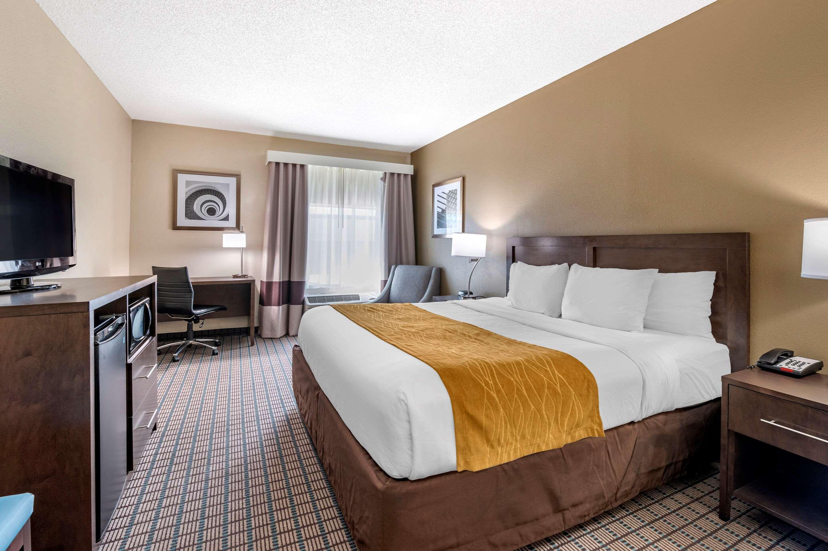 Comfort Inn & Suites Cincinnati Exterior photo
