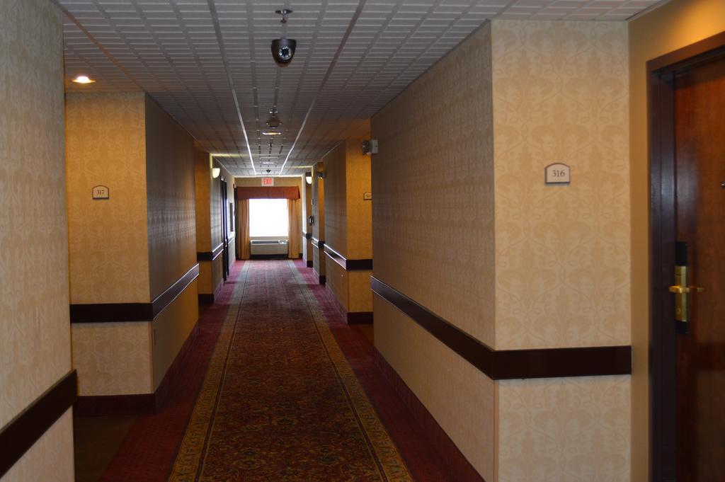 Comfort Inn & Suites Cincinnati Exterior photo