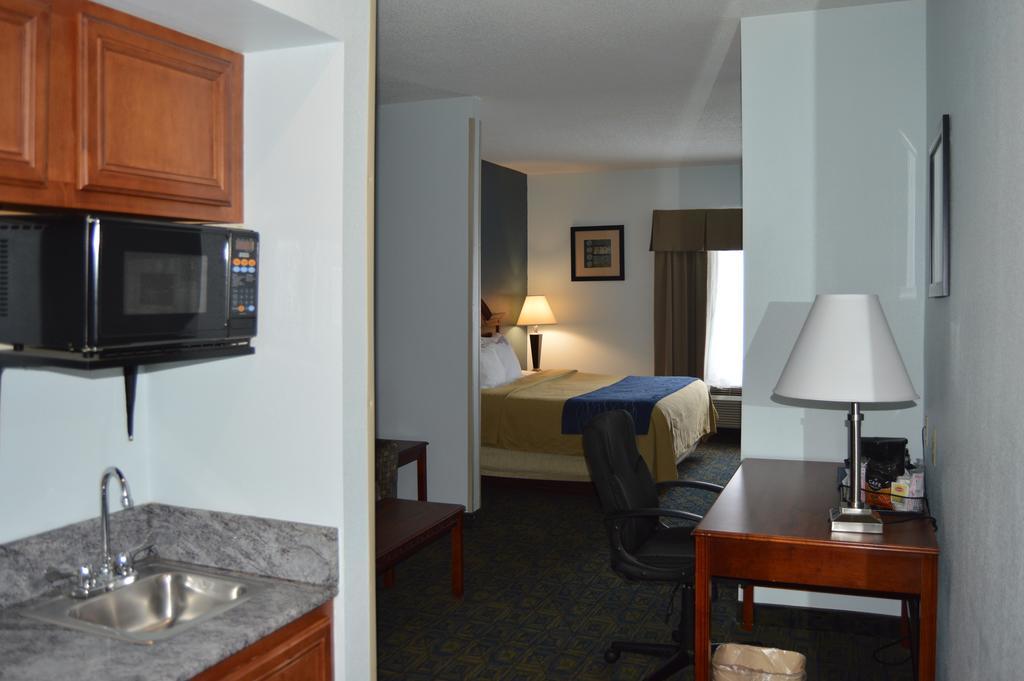 Comfort Inn & Suites Cincinnati Exterior photo