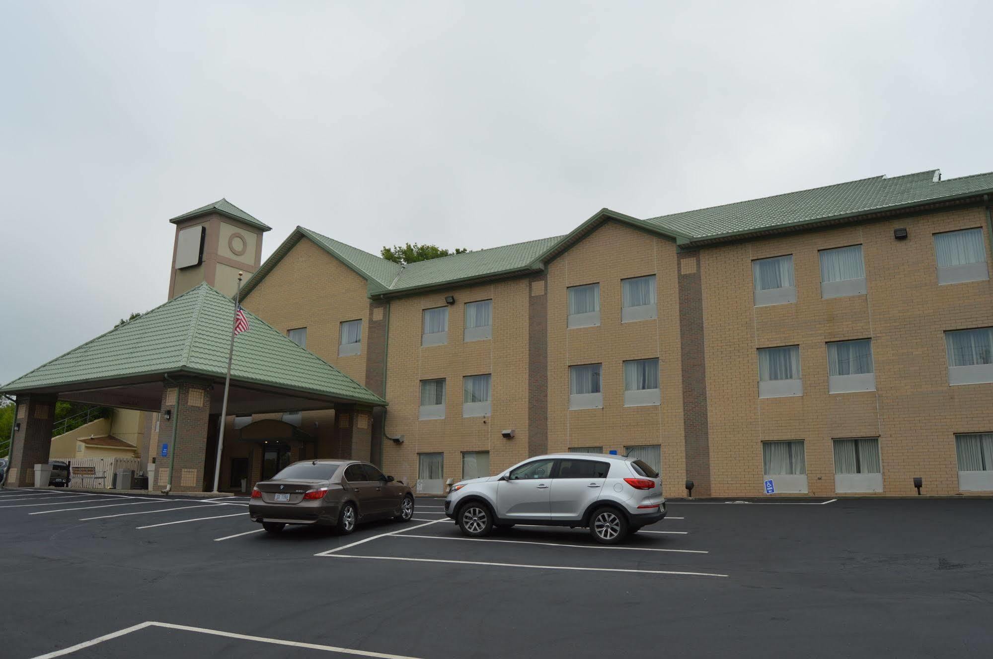 Comfort Inn & Suites Cincinnati Exterior photo